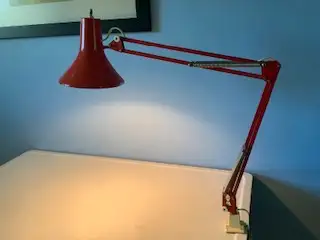 Vintage Red  LUXO ACTIVIST  drafting lamp w/ clamp, Voir plus