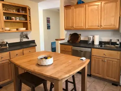 SUMMER RENTAL SPACIOUS 2 BEDROOM near DOWNTN, QEII, DAL, SMU