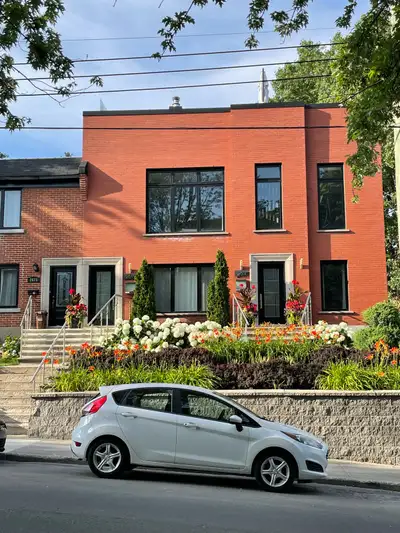 2 bed condo, bright, excellent location!