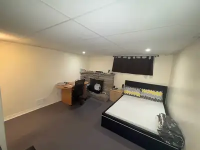 Private, Double, Furnished Room Near Walkley Rd and Bank St. Quiet, clean. Steps to Transit both Bus...