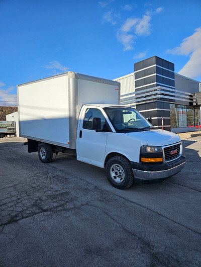 Camion GMC Savana 2018, boîte 12 pieds, blanc