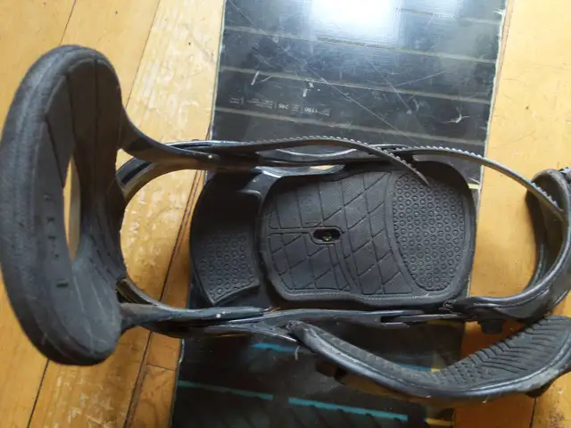 Elan Aero 155 Snowboard and Bindings in Snowboard in Nelson - Image 4