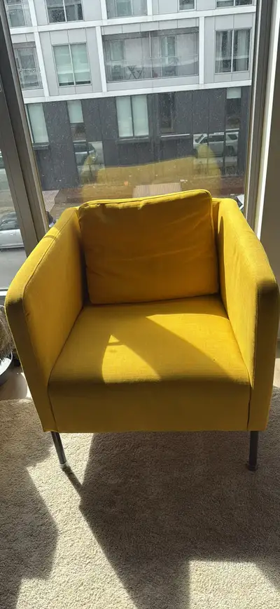 Vente de déménagement. Canapé une place jaune à vendre . Visiter ma page, j’ai encore plus d’article...