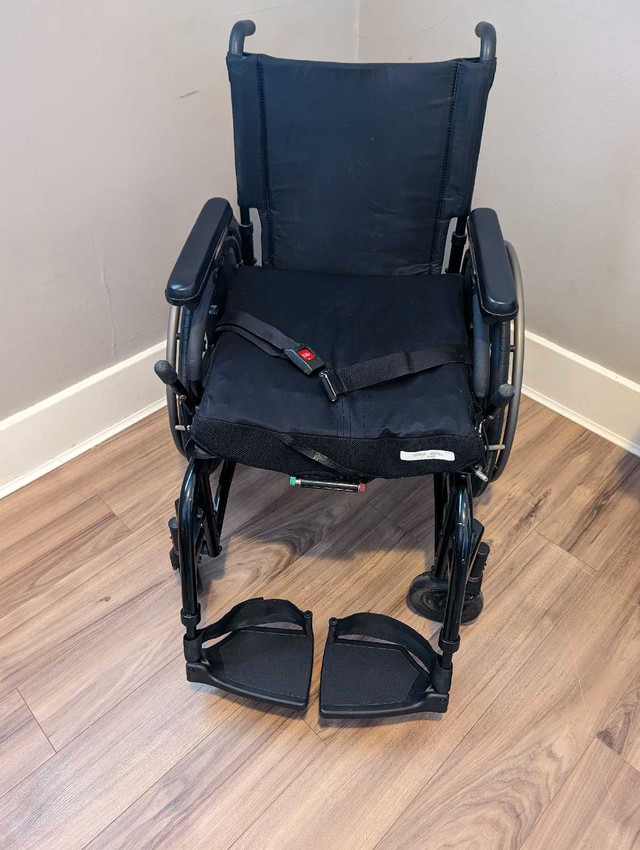 Wheelchair used-like new  in Health & Special Needs in Thunder Bay - Image 4