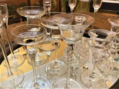 lot 13 chandeliers en cristal, tailles, motif, forme variés, pri, View more