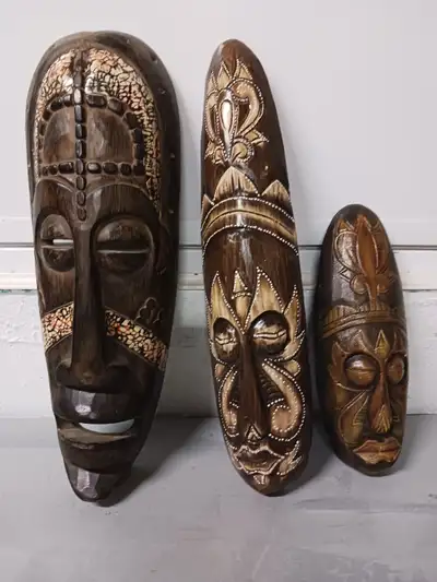 masques en bois (2), View more