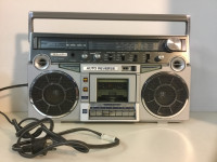 Vintage Toshiba RT-200S Stereo FM SW1 SW2 MB Tape Player