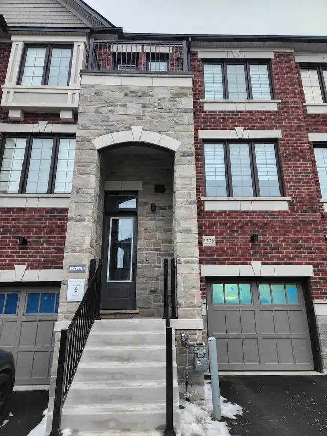 NEWLY BUILT FOUR BEDROOM 3.5 BATHROOM OAKVILLE TOWNHOUSE!