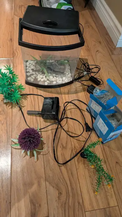 Fish tank 2.75 Gallons, View more