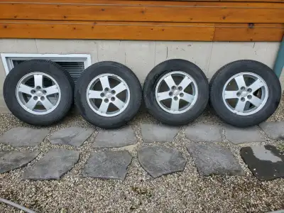 4 Mags de Mitsubishi Outlander 2013 avec 4 valves tpms en excellente condition fait sur plusieurs au...