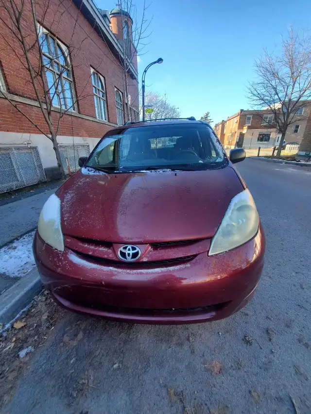2006 Toyota Sienna in Cars & Trucks in City of Montréal - Image 4