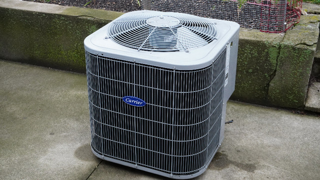 Carrier Air conditioner Used but in Excellent shape in Heaters, Humidifiers & Dehumidifiers in Hamilton