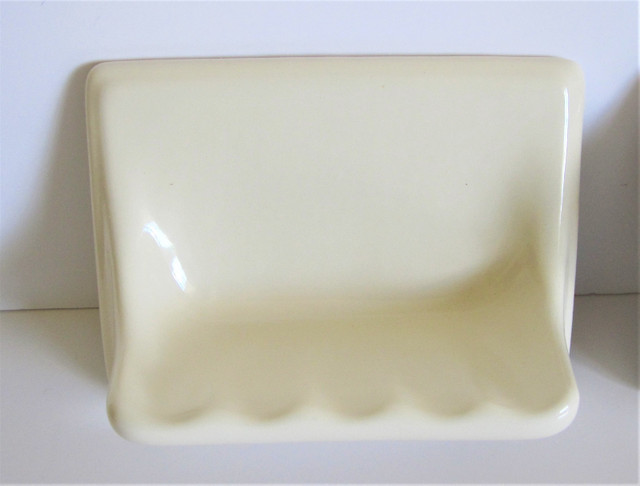 Vintage 3 Piece Recessed White Ceramic Bathroom Accessory Set in Home Décor & Accents in Markham / York Region - Image 4