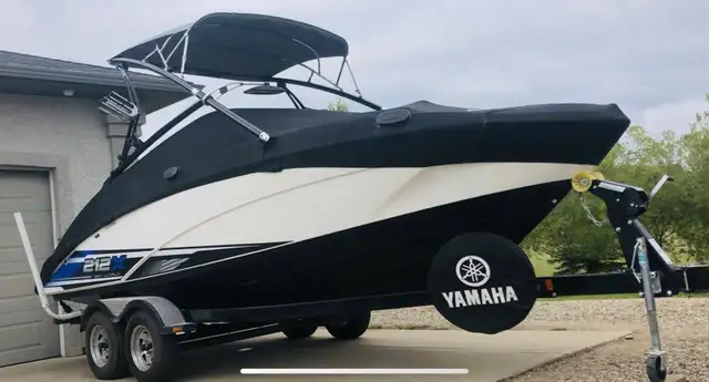 2015 Yamaha 212X Jet Surf Wake Boat in Powerboats & Motorboats in Saskatoon - Image 6