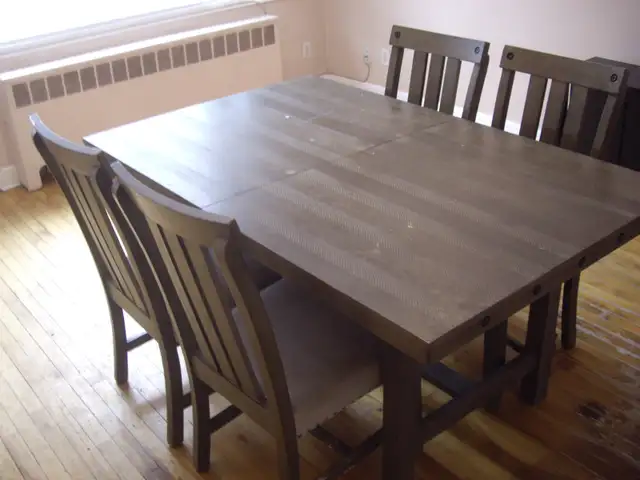 Heavy, sturdy, solid wood dining room table with 4 chairs - $99 in Dining Tables & Sets in City of Montréal - Image 4