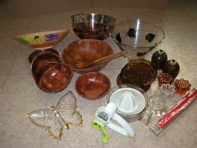 LOT BOL BOLS ASSIETTE PLATE RAPE SALADIER PRESSE JUS JUICE ETC in Kitchen & Dining Wares in Longueuil / South Shore - Image 2