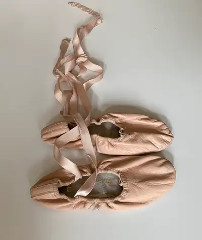 Bloch size 5A leather ballet slippers, with attached ribbon. Great condition. No smoking or pet hous...