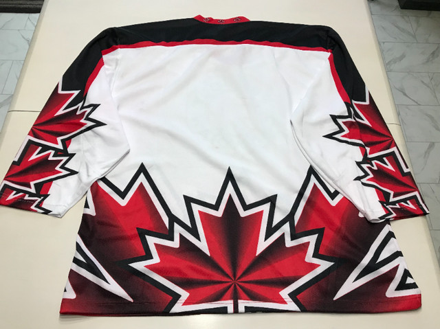 Chandail de hockey - Proudly Canadian - grandeur XL dans Hockey  à Drummondville - Image 2