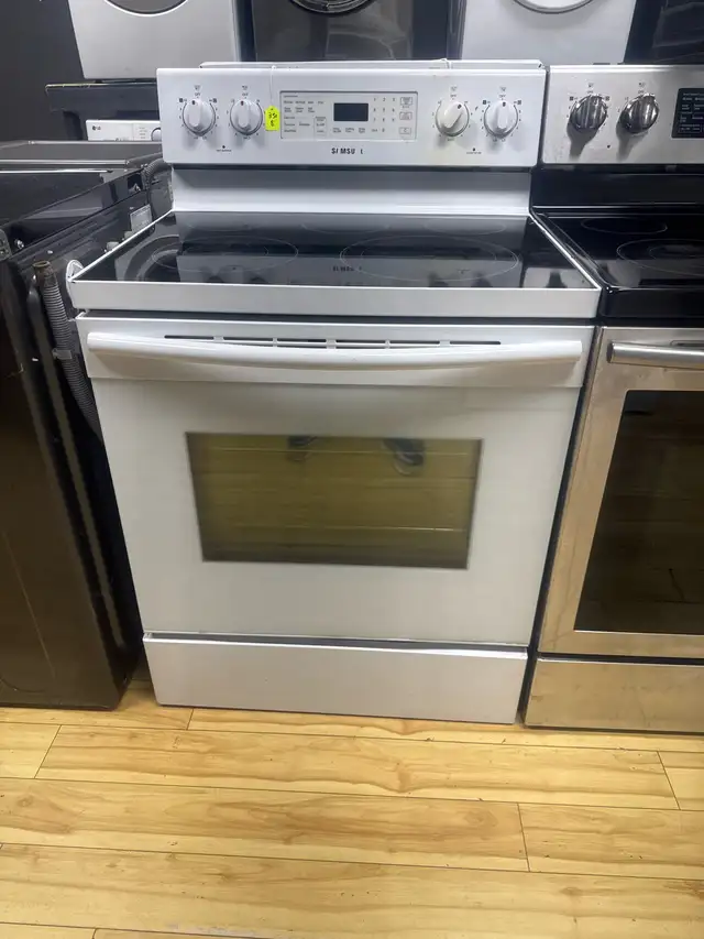 LG Electric Range in Stoves, Ovens & Ranges in Laval / North Shore - Image 2