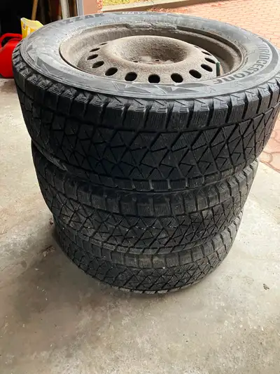 3 pneus d’hiver en bonne condition / 3 Winter tires in good condition