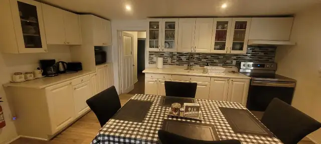 Lakefront Cottage by Lake Scugog in Ontario in Canada - Image 4