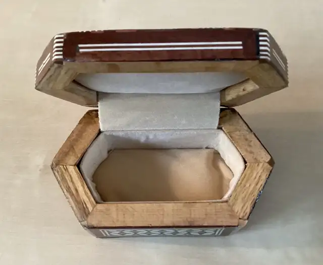 Small Abalone & Mother of Pearl Inlaid Wood Jewelry Keepsake Box in Home Décor & Accents in West Island - Image 8