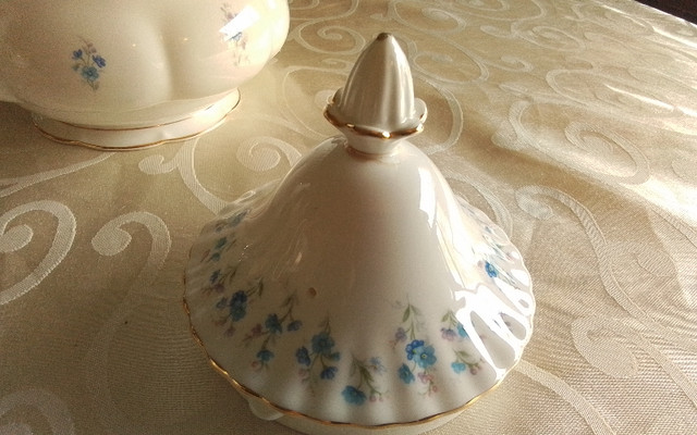 FINE BONE CHINA TEAPOT - MEMORY LANE, ROYAL ALBERT -LID REPAIRED in Arts & Collectibles in City of Toronto - Image 3