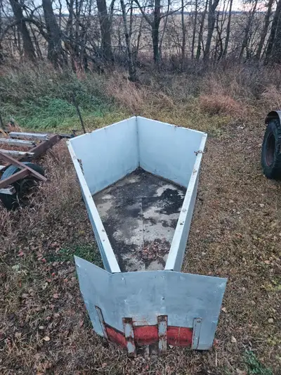 Fertilizer tub that fits inside an end dump grain truck. Galvenized steel. It excellent condition (b...