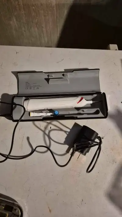 This is a used Braun Oral-B electric toothbrush, perfect for maintaining your oral hygiene. It comes...
