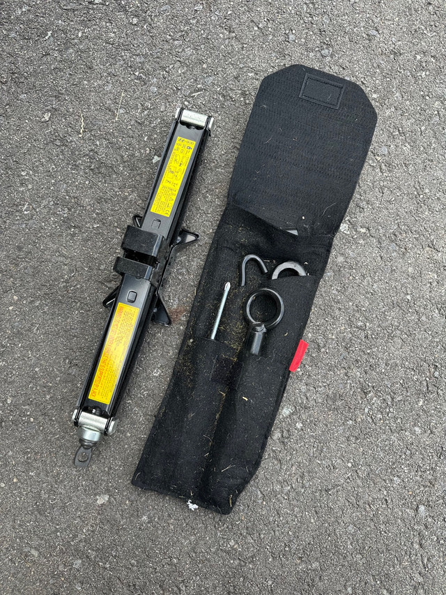 NEW Hyundai Jack tool lift kit. (Tire change kit) in Other in Ottawa