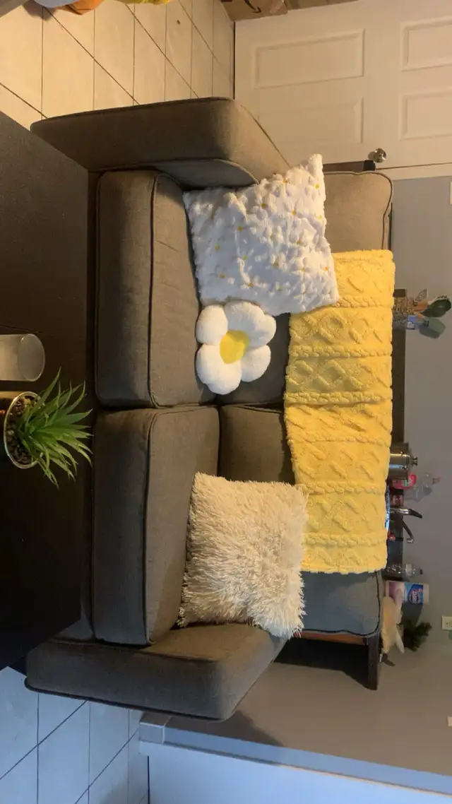 Comfy couch in Couches & Futons in Charlottetown - Image 3