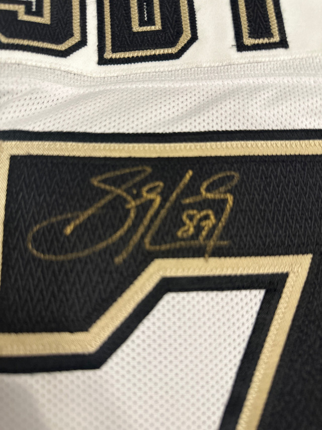 Crosby Signed Jersey in Arts & Collectibles in Mississauga / Peel Region - Image 3