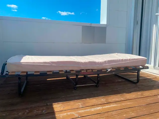 Lit simple pliant in Beds & Mattresses in City of Montréal - Image 4