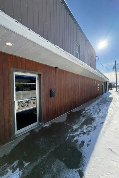 FOR LEASE – 1401 Alaska Avenue 3,185 SQ FT Light Industrial / Commercial Space Dawson Creek, BC Prim...