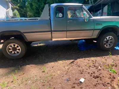 This is the last yea of the first generation. Also rare being an extended cab. It has a rebuilt 12 v...