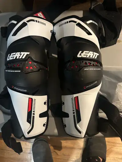 Black xl/xxl pro frame used once $350. 700 new White brace used once xl. $200. 475 new. Fxr sz 38 pa...