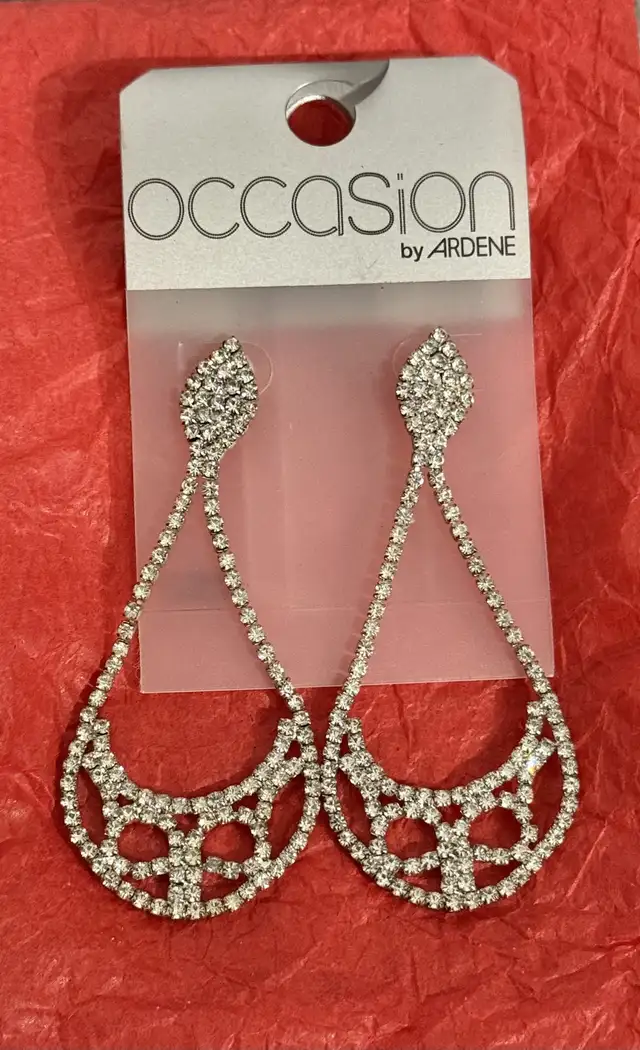 Gorgeous Dangling Earrings in Jewellery & Watches in Oshawa / Durham Region - Image 3