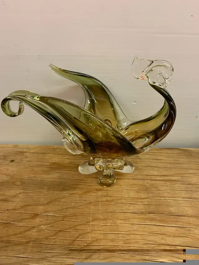 1950's Art Glass Swan Sculpture ~ Hand Made Free Form ~ Chalet in Arts & Collectibles in City of Montréal - Image 4