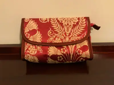 Vintage Looking make-up bag - measures 7 inches long by 5 inches. Has a zipper (it works) and a Velc...