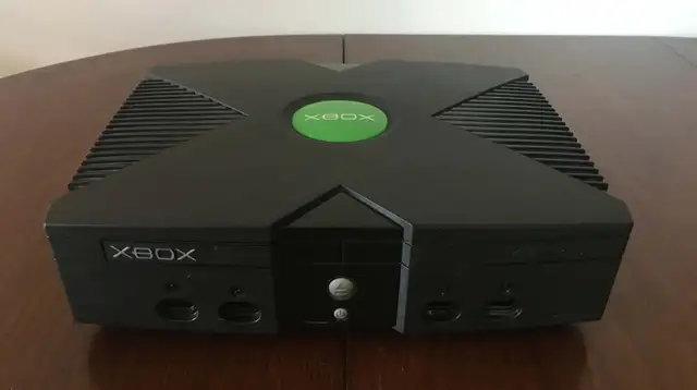 Xbox Original Classic avec accessoires - 2 manettes + DVD Remote in Older Generation in City of Montréal - Image 3