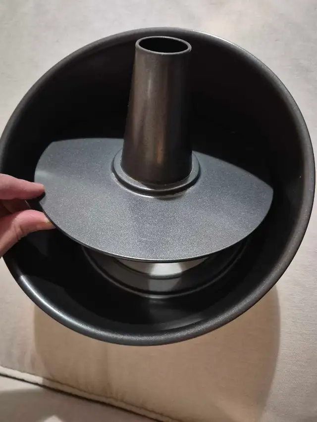 Wilton Angel Food Cake Pan in Kitchen & Dining Wares in Napanee - Image 3