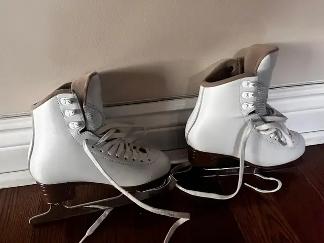 Jackson Mystiques Figure Skates- Size 2.5 in Skates & Blades in Ottawa - Image 3