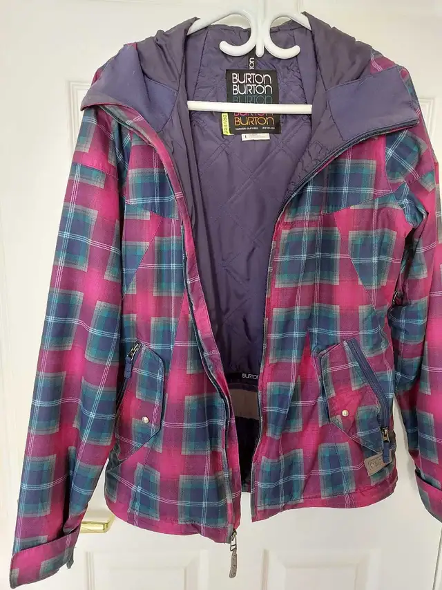 Burton ski / snowboarding jacket Large in Women's - Tops & Outerwear in Charlottetown - Image 2