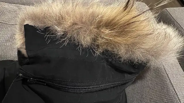 Canada goose duck down jacket - woman size S in Women's - Tops & Outerwear in Calgary - Image 6