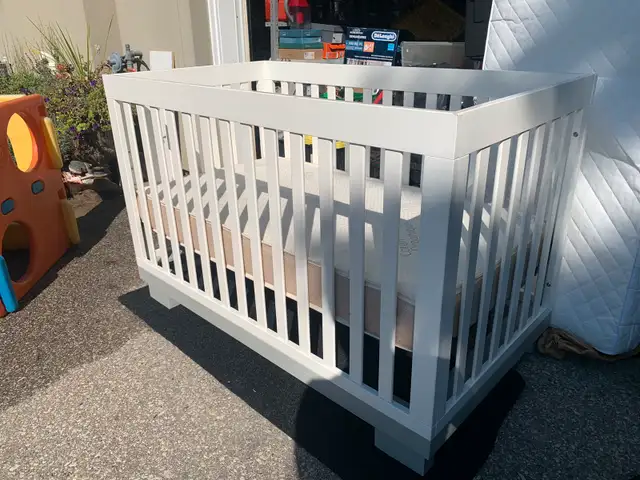 Babyletto Modo Crib / Bed and Organic Cotton Mattress in Cribs in City of Toronto - Image 2