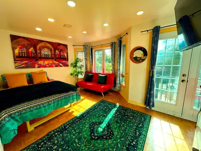 Version française : RABAIS 50 % SUR LE 1er MOIS – CHAMBRE MEUBLÉE À LOUER À moins de 5 minutes à pie...