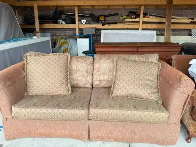 132 ads for antique sofa in Furniture in Toronto (GTA) | Kijiji