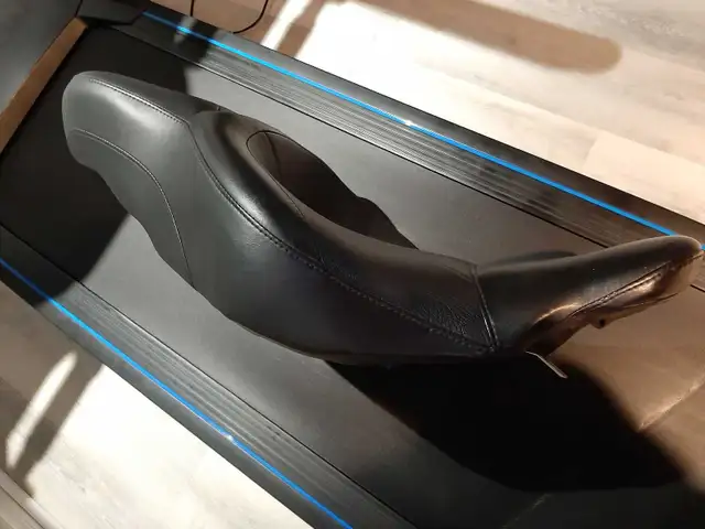 Harley Davidson Seat in Motorcycle Parts & Accessories in Ottawa - Image 6