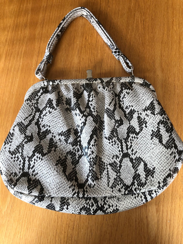 Vintage Guarantee Handbags Co. Snakeskin Purse Handbag in Women's - Bags & Wallets in Kitchener / Waterloo