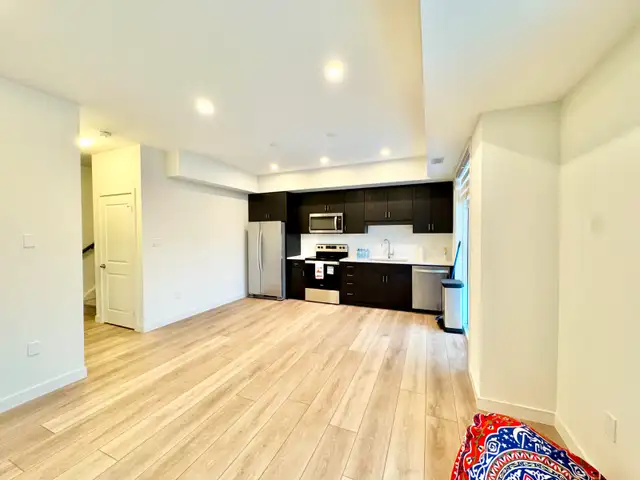 ELEGANT 2-BEDROOM CONDO-TOWNHOUSE WITH MODERN FINISHES